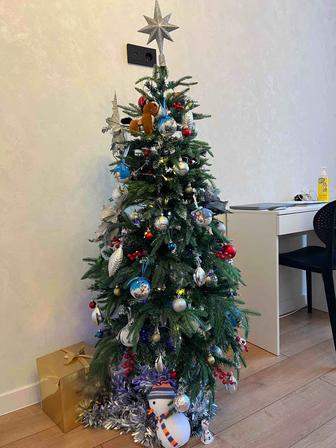 Ёлка в комплекте с игрушками, гирляндами.