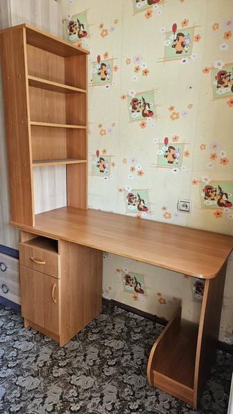 Продам Компьютерный стол с тумбой и полками для школьника