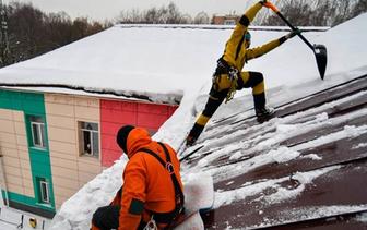 Уборка снега сосулек с крыш. Работаем со страховками.