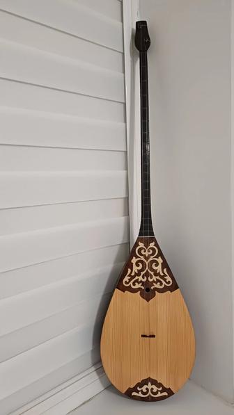 Музыкальный инструмент домбра