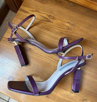 Продам новые босоножки charles keith