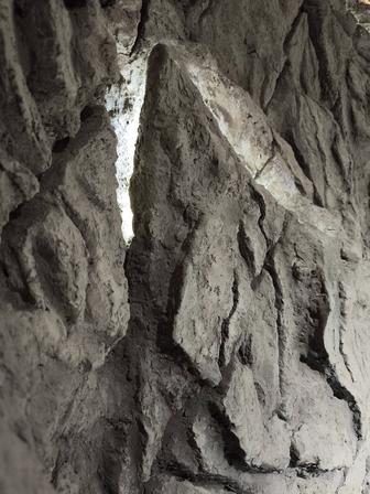 Скальный рельеф в интерьере