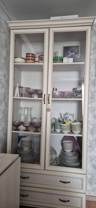 Продам витрину для посуды