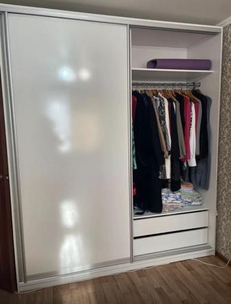 Стильный шкаф-купе в идеальном состоянии