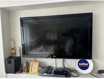 Продается большой жидкокристаллический телевизор марки LG.