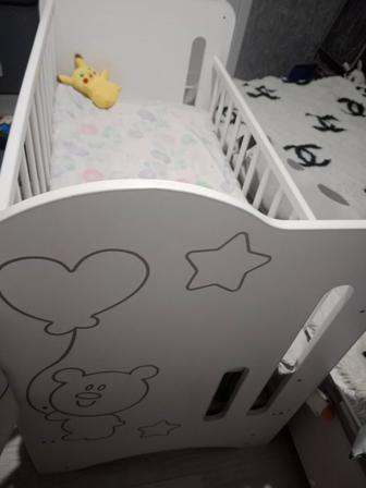 Продам детскую кроватку с маятником , матрас в подарок