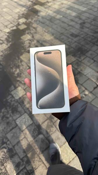 Продается iPhone 15 Pro, 256 ГБ, серого цвета.