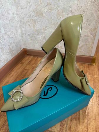 Зеленая модель туфель с элегантным силуэтом