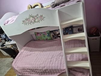 Продам двухъярусную кровать и стол