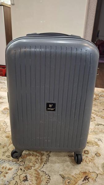 Чемодан дорожный