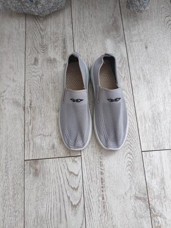 Продам женские кроссовки