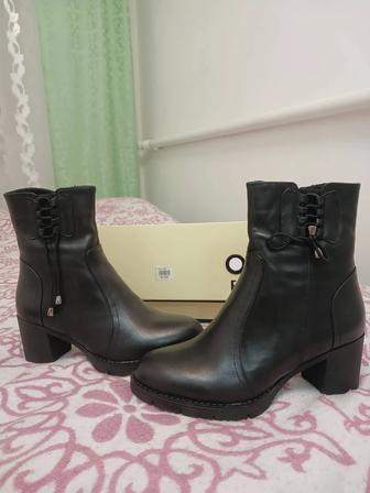 Продам полусапожки женские новые подошва толстая, размер 37 цена 20 000 те