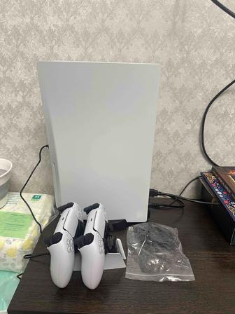 Продам Play Station 5 (с дисководом)