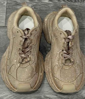 Женские кроссовки со стразами , новые.