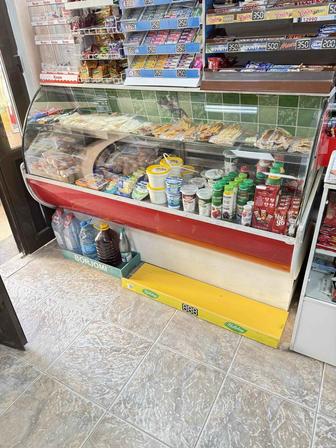Продам большой витринный холодильник