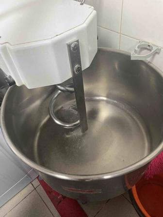 Продам тестомес итальянский