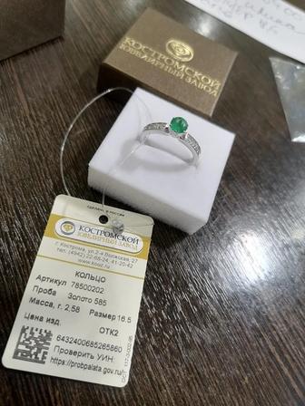 кольцо из белого золота 585 пробы с изумрудом и бриллиантами