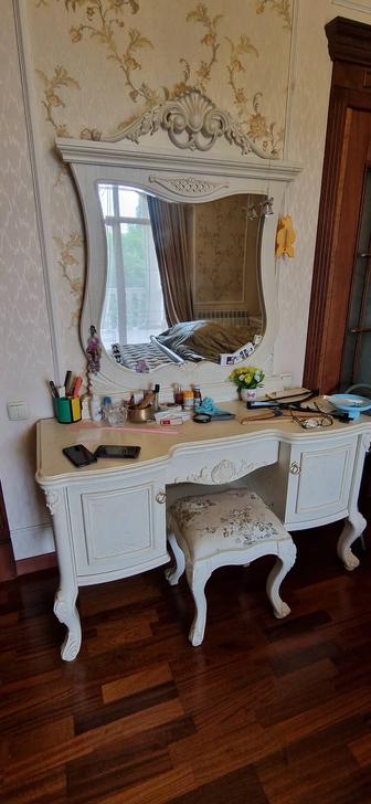 Трюмо и табурет дерево хорошее состояние