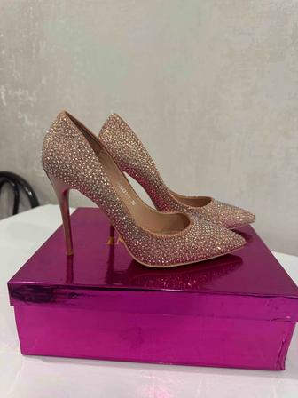 Роскошные туфли на каблуке в стразах . Сияние с первого шага