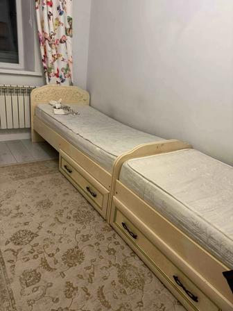 Кровати и стол в детскую