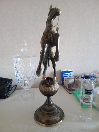 Скульптура конь.