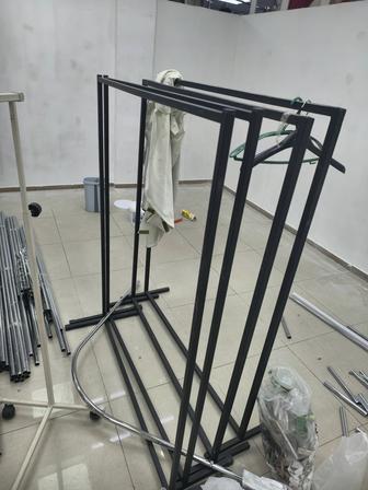 Продаю срочно напольные вешалки и рейлы стойки!