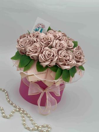 Розы из атласных лент