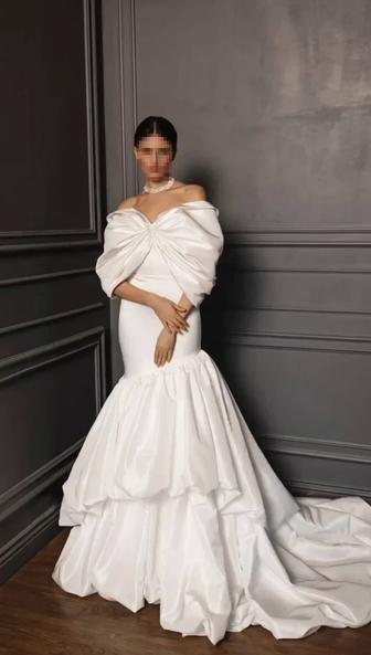 Атласное свадебное платье