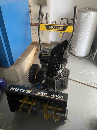 Снегоуборщик Huter SGC 4000 почти новая