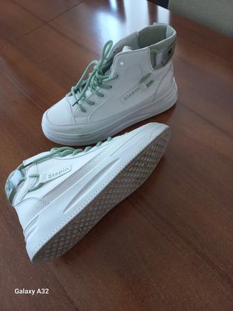 Продам белые женские кроссовки