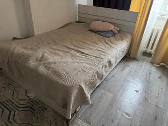 Продам двухспальную кровать и комод