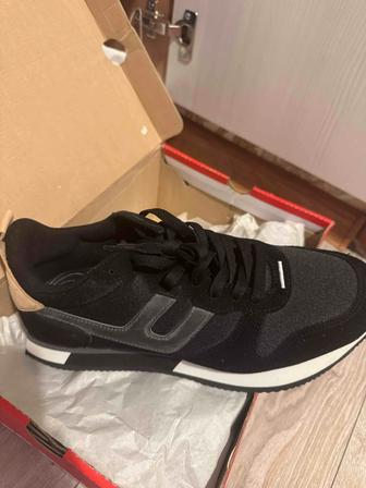 Кроссовки новые