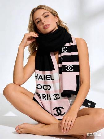 CHANEL COCO PARIS
Кашемировый шарф с цветными блоками