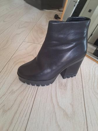 Продам полусапоги зимние Basconi 38р