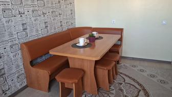 Продам кухонный стол и стулья