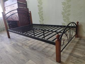 Продам кровать металлическую на деревянных ножках