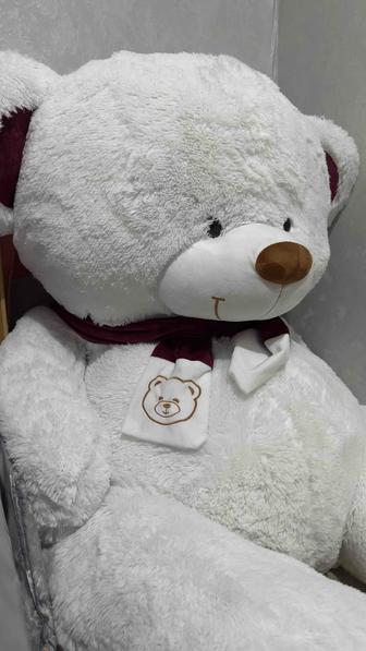 Огромный плюшевый медведь