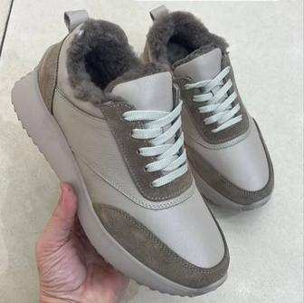 Продам кроссовки зима