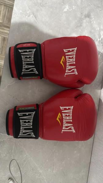 продам боксерские перчатки Everlast