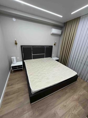 Продается кровать комплек 2 тумбочки по бокам и 1 зеркало с тумбой и шкафом