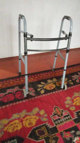 Трости журуге комектесуге арналган медициналық ходунок