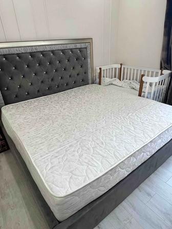 Двуспальная кровать в классическом стиле