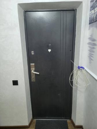 Продам входную дверь металлическую