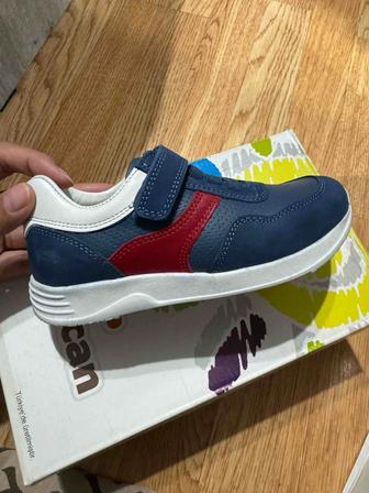 Продам детскую обувь кроссовки