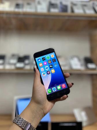Продам Iphone SE 2 64 gb