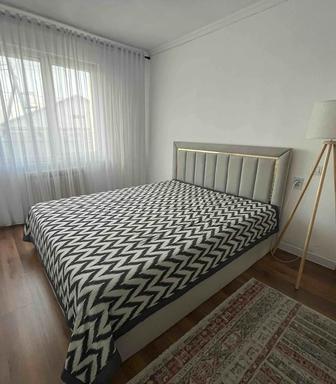 Кровать двухспальная с матрасом