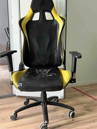 Продам компьютерное кресло игровое