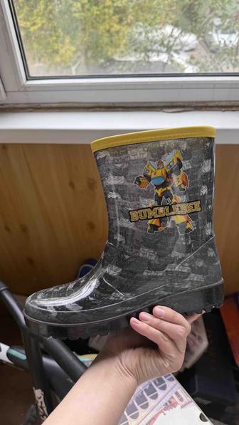Продам резиновые сапоги для мальчика