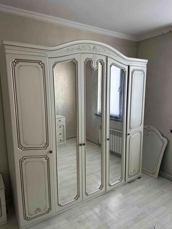 Спальный гарнитур Б/У, отличное состояние ,матрас 160см