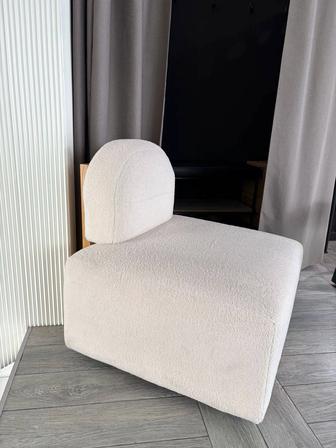 Пуф, кресло, стол. Оборудование для магазина